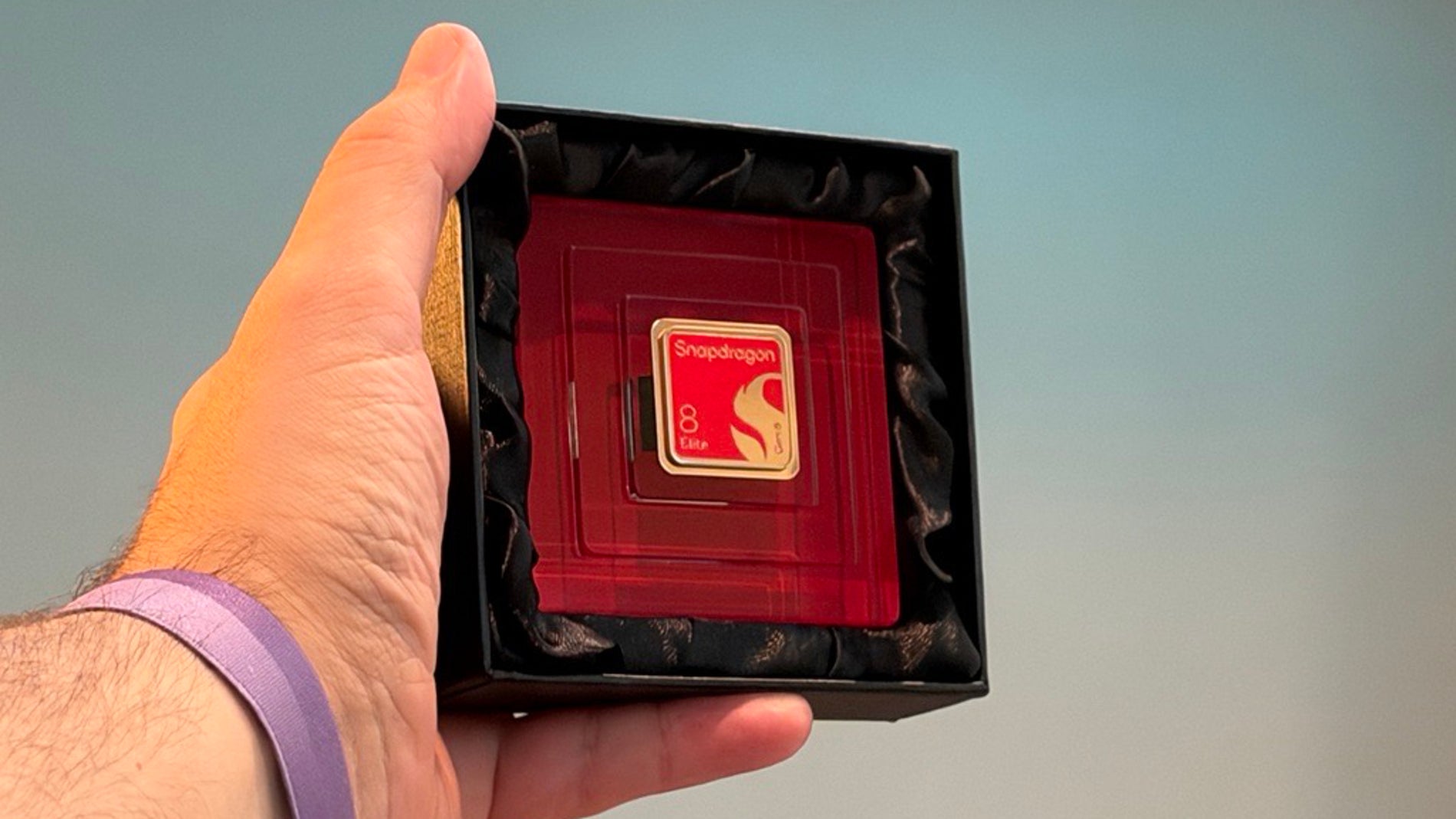 Chip en mano del Qualcomm Snapdragon 8 Elite Gen 6