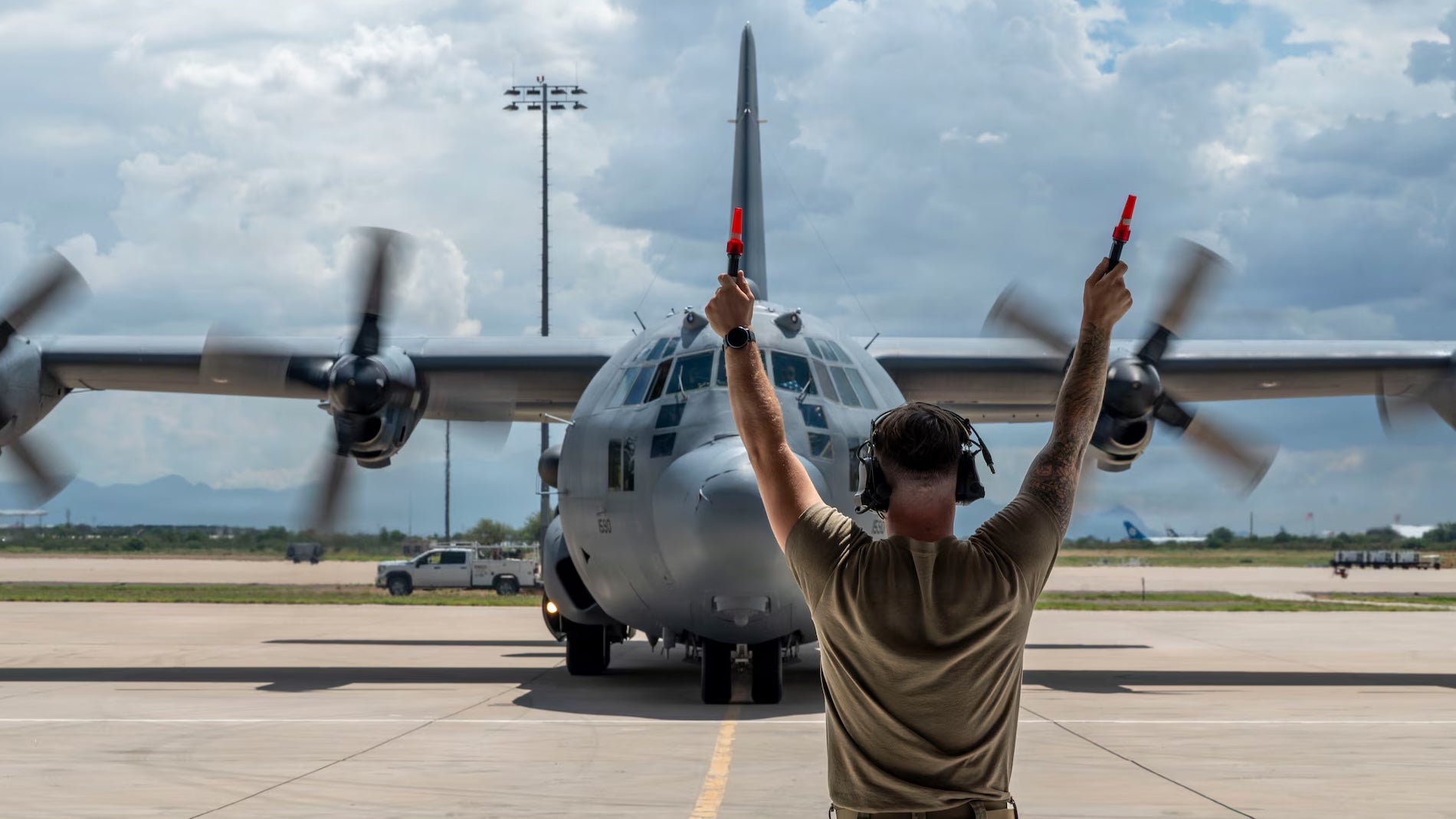 La Fuerza Aérea de EE. UU. despide su último EC-130H Compass Call tras más de 40 años de guerra electrónica, y el EA-37B asume ahora su misión