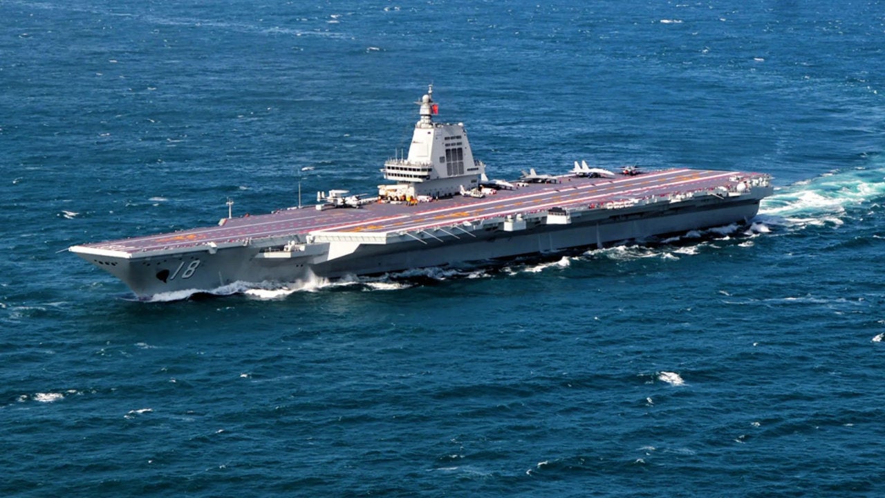 El portaaviones chino Fujian en alta mar
