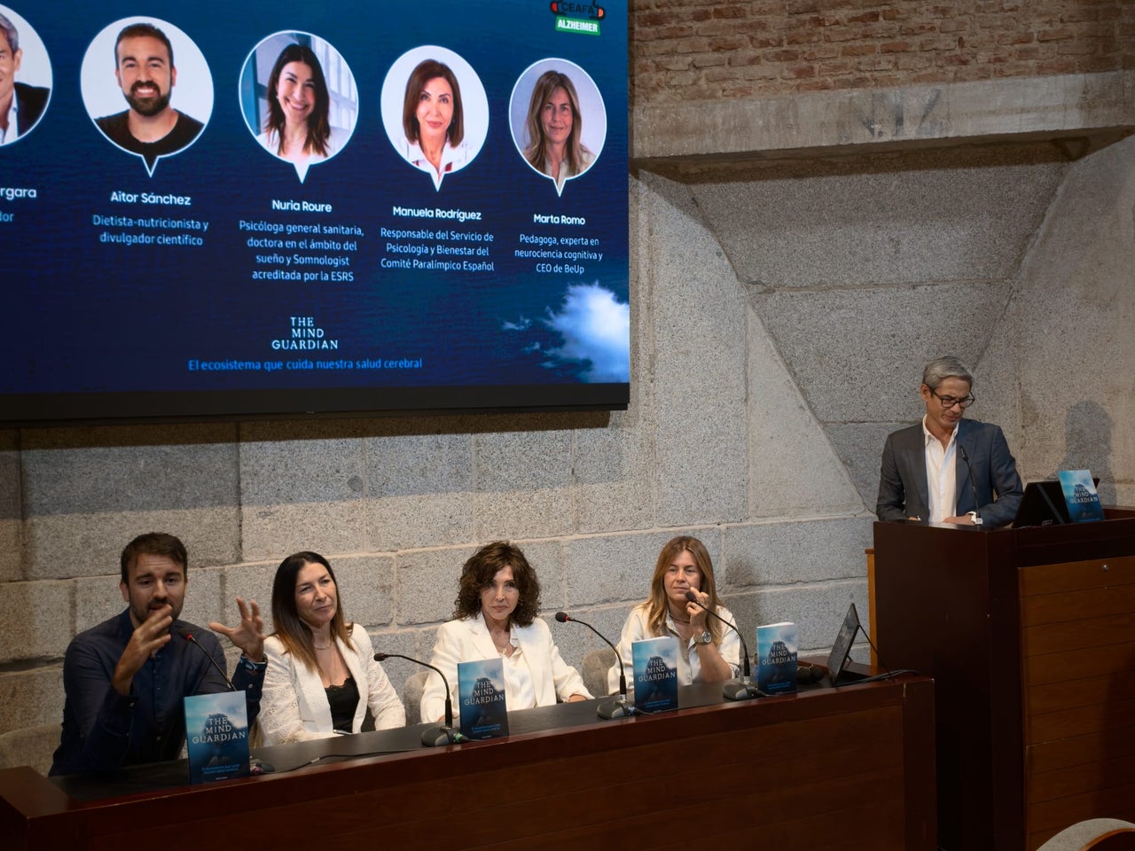Samsung y CEAFA presentan un libro para cuidar el cerebro: sus beneficios netos apoyarán a las personas con alzhéimer y sus familias