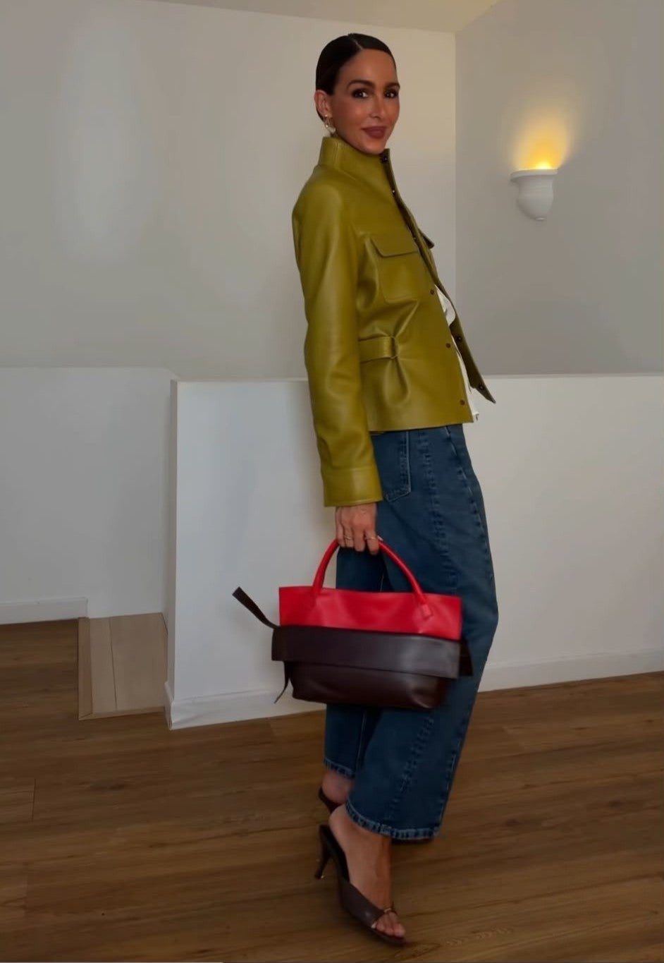 Rocío Osorno coordina el bolso bicolor con unos zapatos en marrón chocolate | @rocioosorno