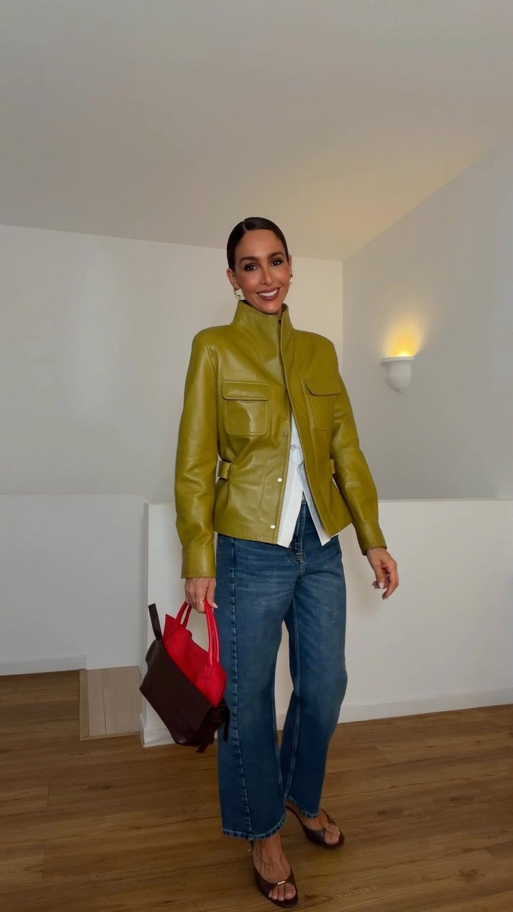 Rocío Osorno combina la cazadora lima con una camisa blanca, vaqueros barrel y un bolso bicolor en rojo y chocolate | @rocioosorno