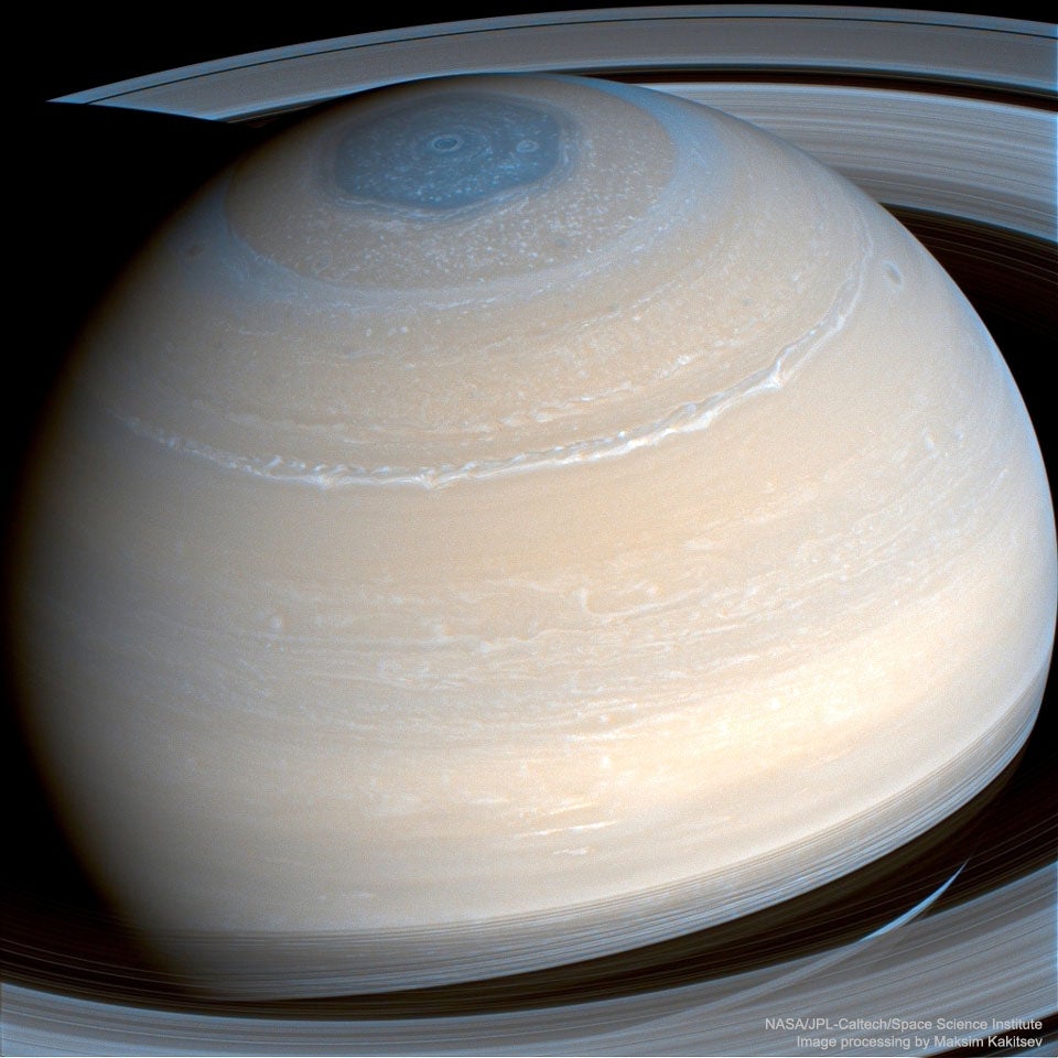 Ya conocíamos al hexágono (NASA/JPL-Caltech/SSI; procesamiento: Maksim Kakitsev)