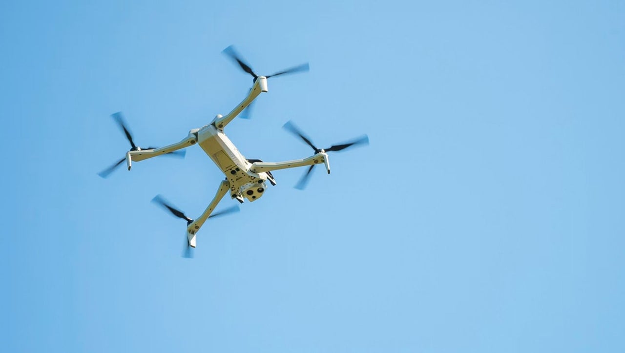 El Ejército español despliega en Letonia el microdron X10D, capaz de volar sin GPS y ver de noche