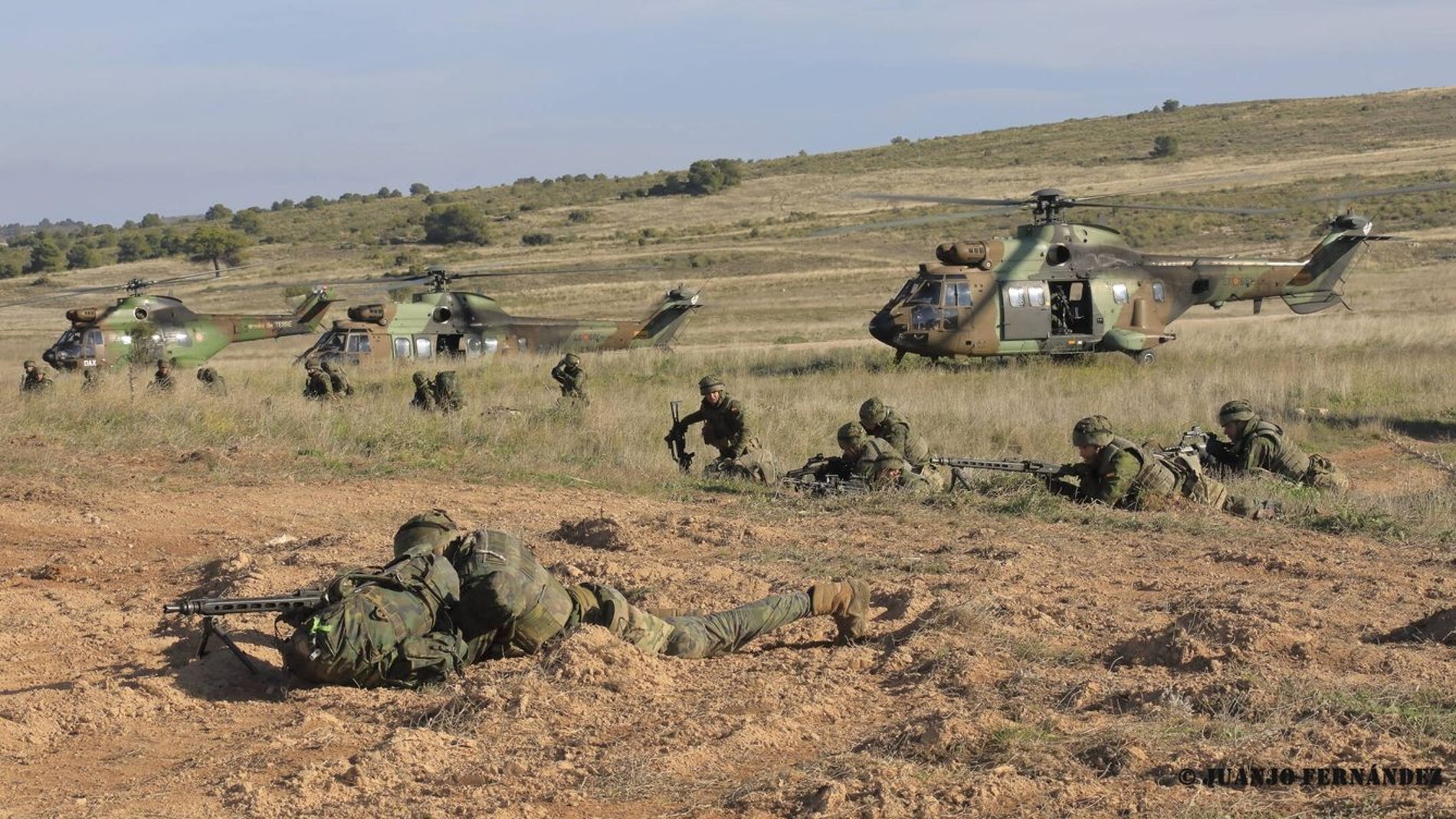 Soldados del Ejército Español de maniobras con helicópteros