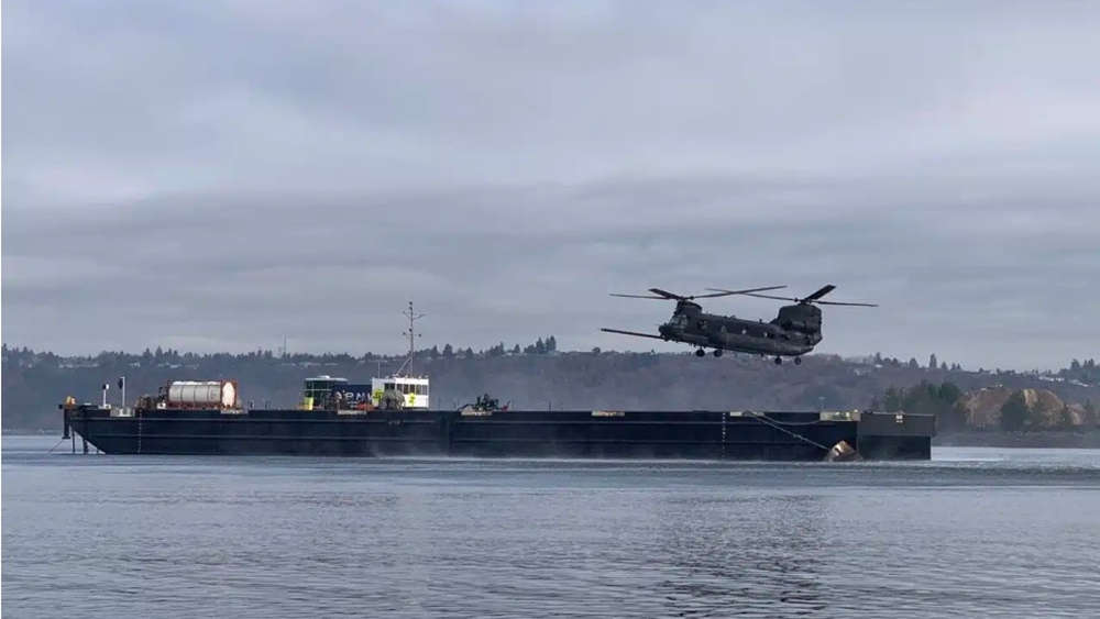 Un solo marinero a bordo: un Chinook de las fuerzas especiales de EE UU aterriza y reposta en una barcaza que navega sola, un hito para la logística en el mar