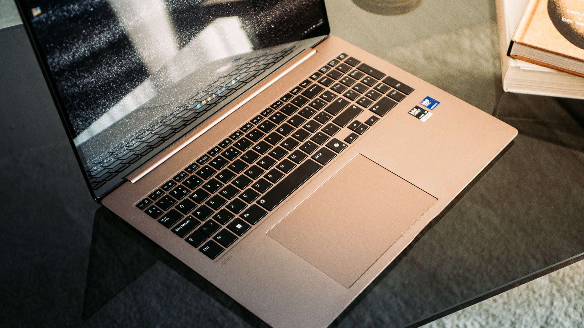 Detalle del teclado y el TouchPad del LG gram Pro 17 AI / Fotografía de Christian Collado