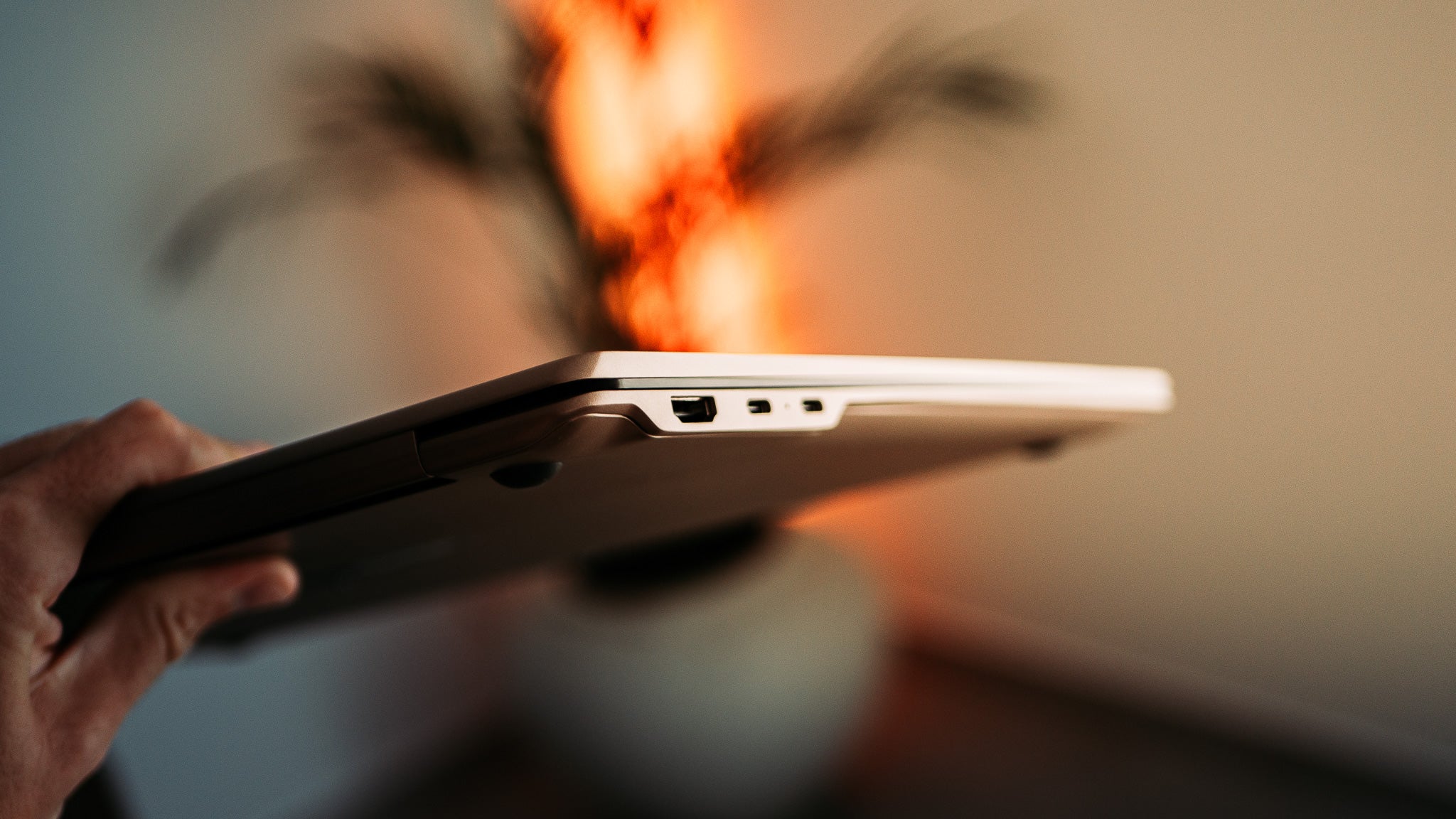 La carga del portátil se realiza a través de los dos puertos USB-C situados en el lateral izquierdo del portátil / Fotografía de Christian Collado
