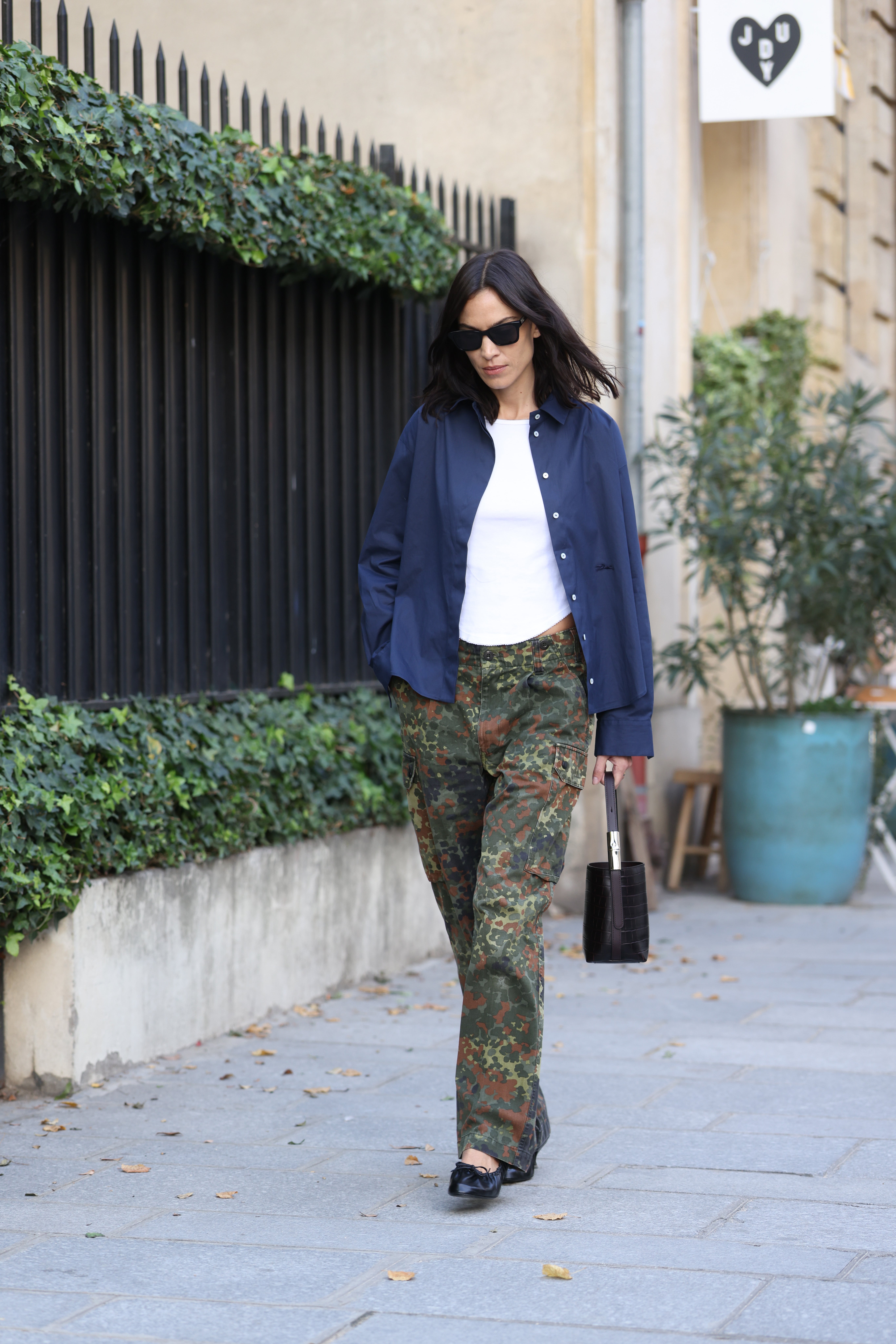 Alexa Chung apuesta por la inspiración militar en uno de sus últimos looks | Neil P. Mockford/Getty Images