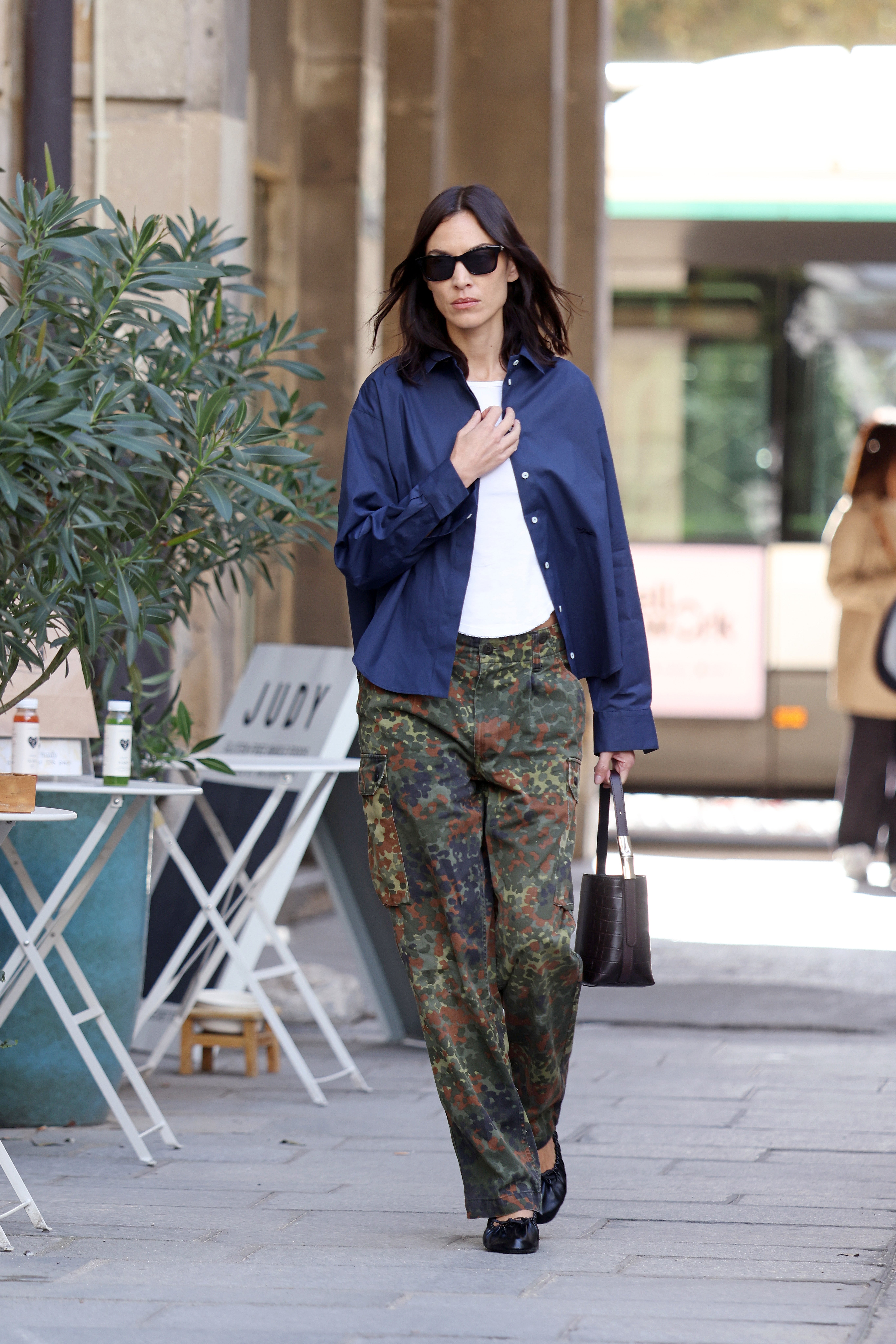 Alexa Chung da un aire más sofisticado a los pantalones cargo con los accesorios | Neil P. Mockford/Getty Images