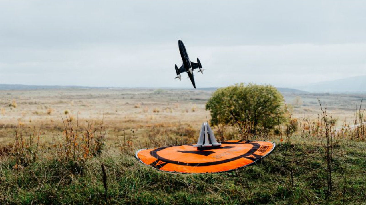 El dron de Quantum System despegando de la plataforma de lanzamiento