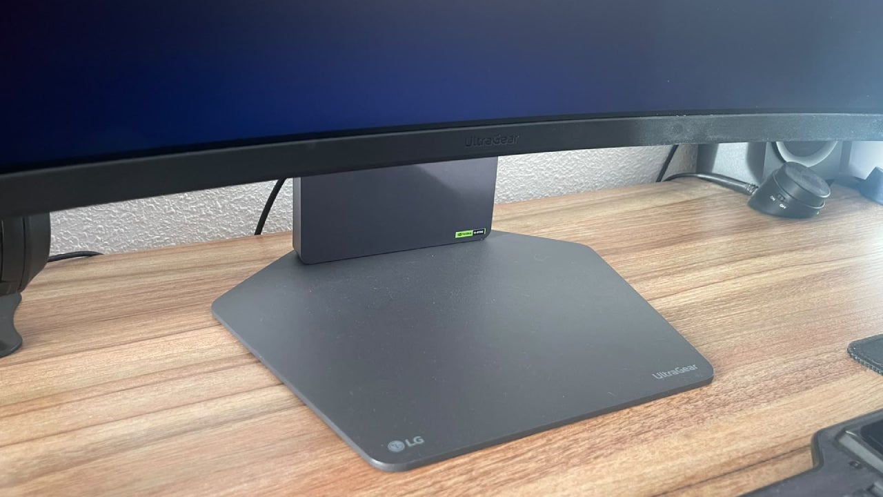 Teniendo en cuenta el tamaño del monitor, la base no me parece tan invasiva