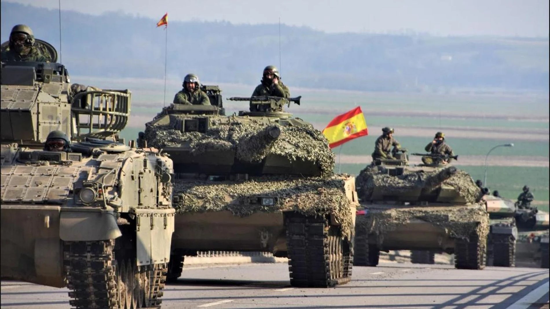 Columna de carros de combate Leopard del Ejército de Tierra durante un