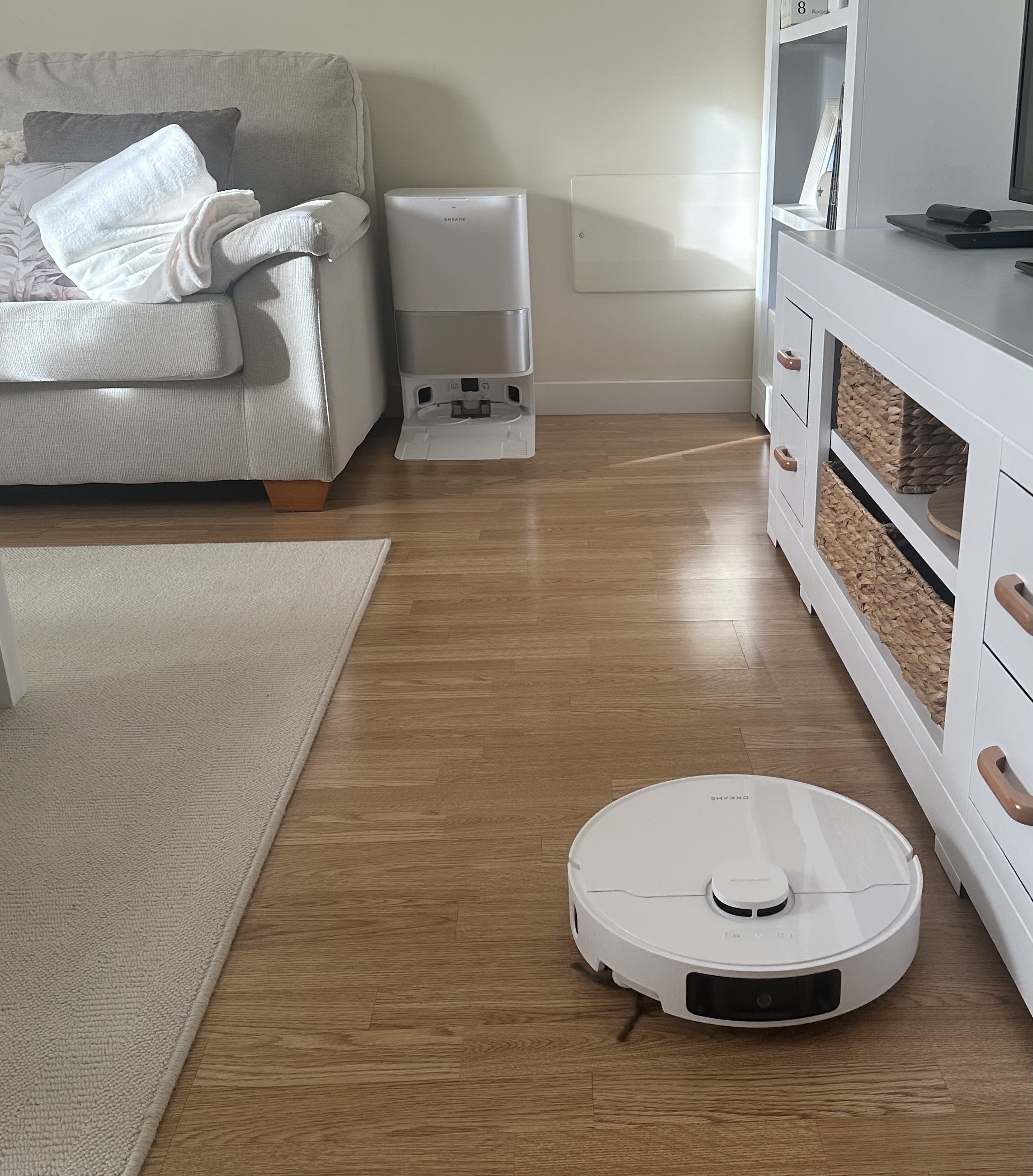 El Dreame L10s Ultra Gen 3 Kit en el salón, con su base instalada junto al sofá | Fotografía Patricia Rodríguez