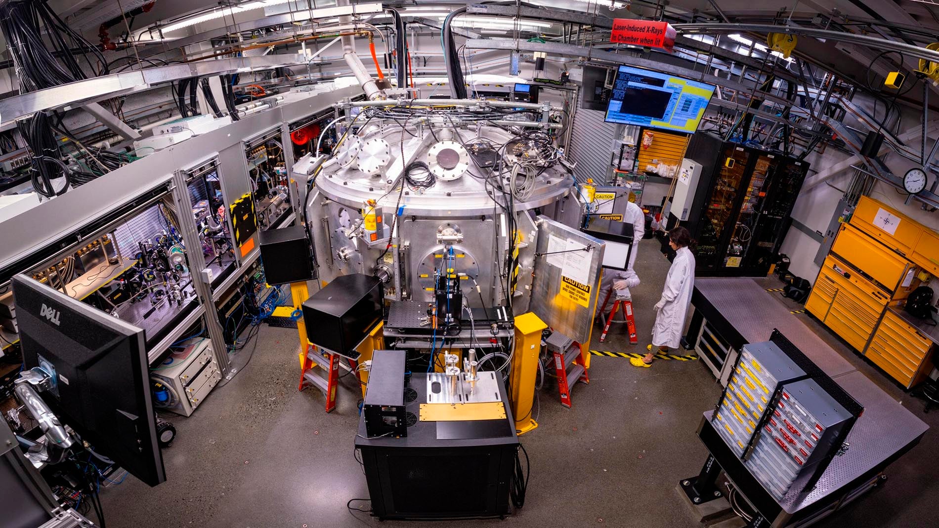 Disparan láseres contra una lámina de plástico y obtienen 10 billones de diamantes por disparo: el experimento alemán que reinventa la fabricación de nanodiamantes