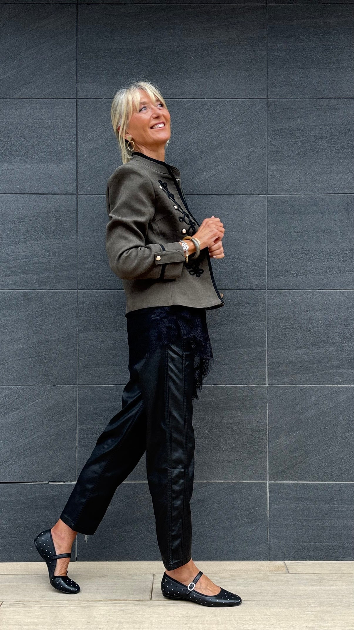 Elisabet Olivé demuestra cómo adaptar las chaquetas militares a diferentes estilos | Elisabet Olivé
