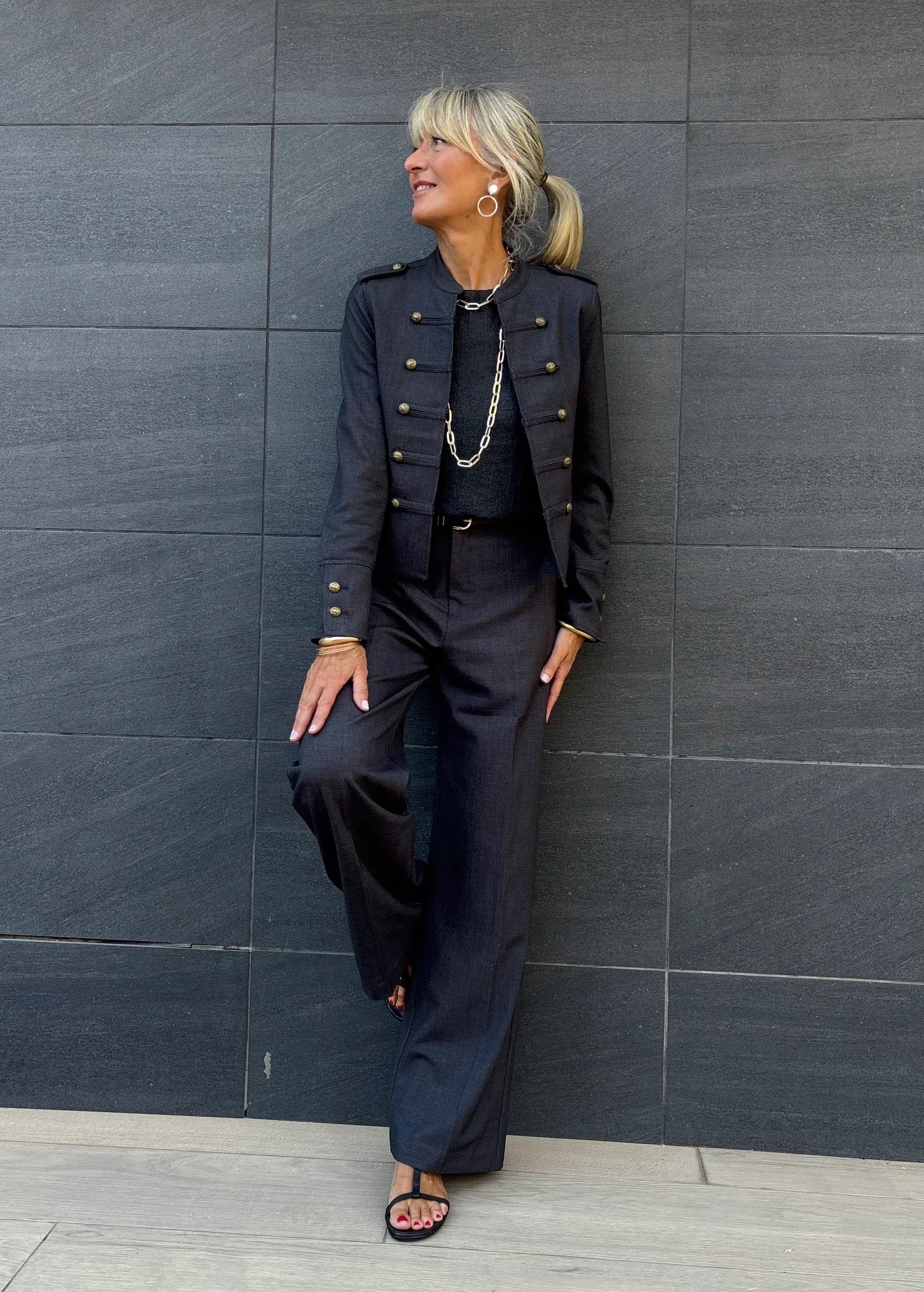 Elisabet Olivé combina una chaqueta militar gris oscuro con pantalones de sastre a juego | Elisabet Olivé