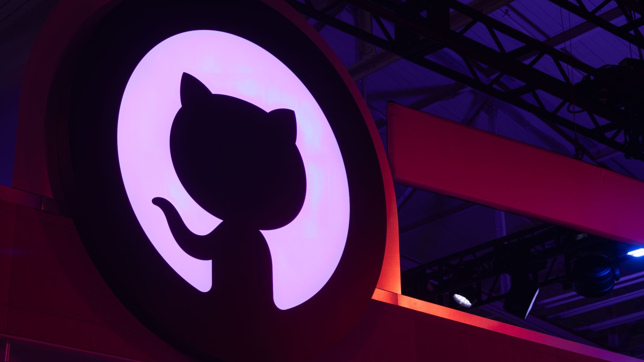 GitHub abre Universe con el dato del año: cuatro de cada diez pull ...