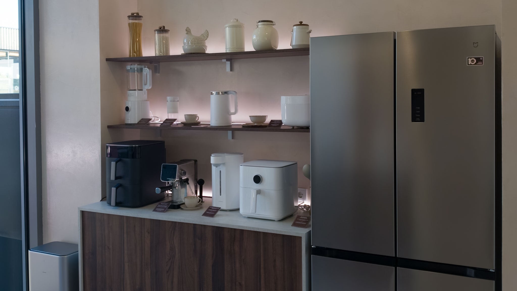 La nueva nevera de Xiaomi, junto a algunos de sus pequeños electrodomésticos de cocina | Fotografía de Christian Collado