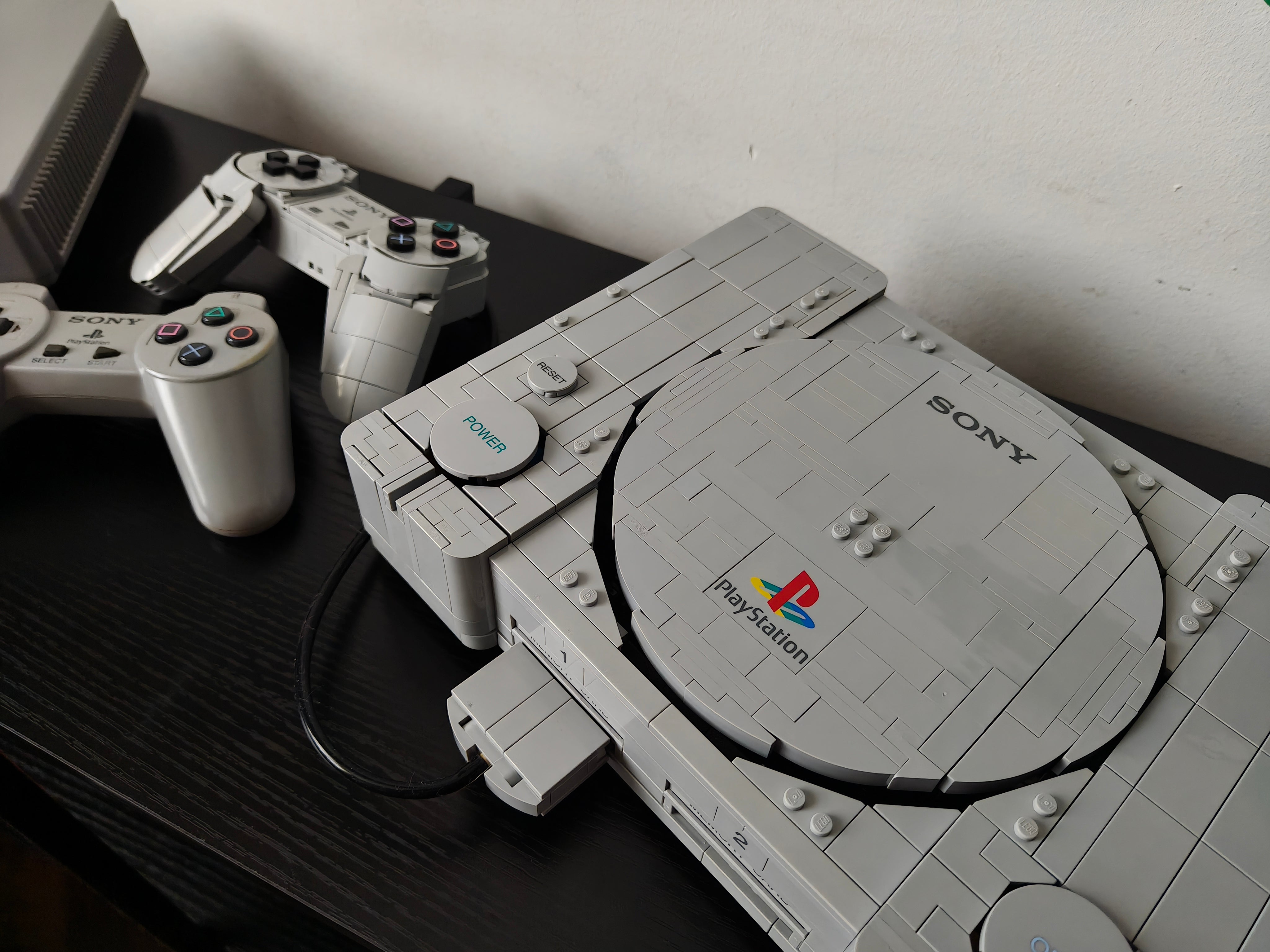 Set de LEGO PlayStation montado | Fotografía de Noemí Valderrama