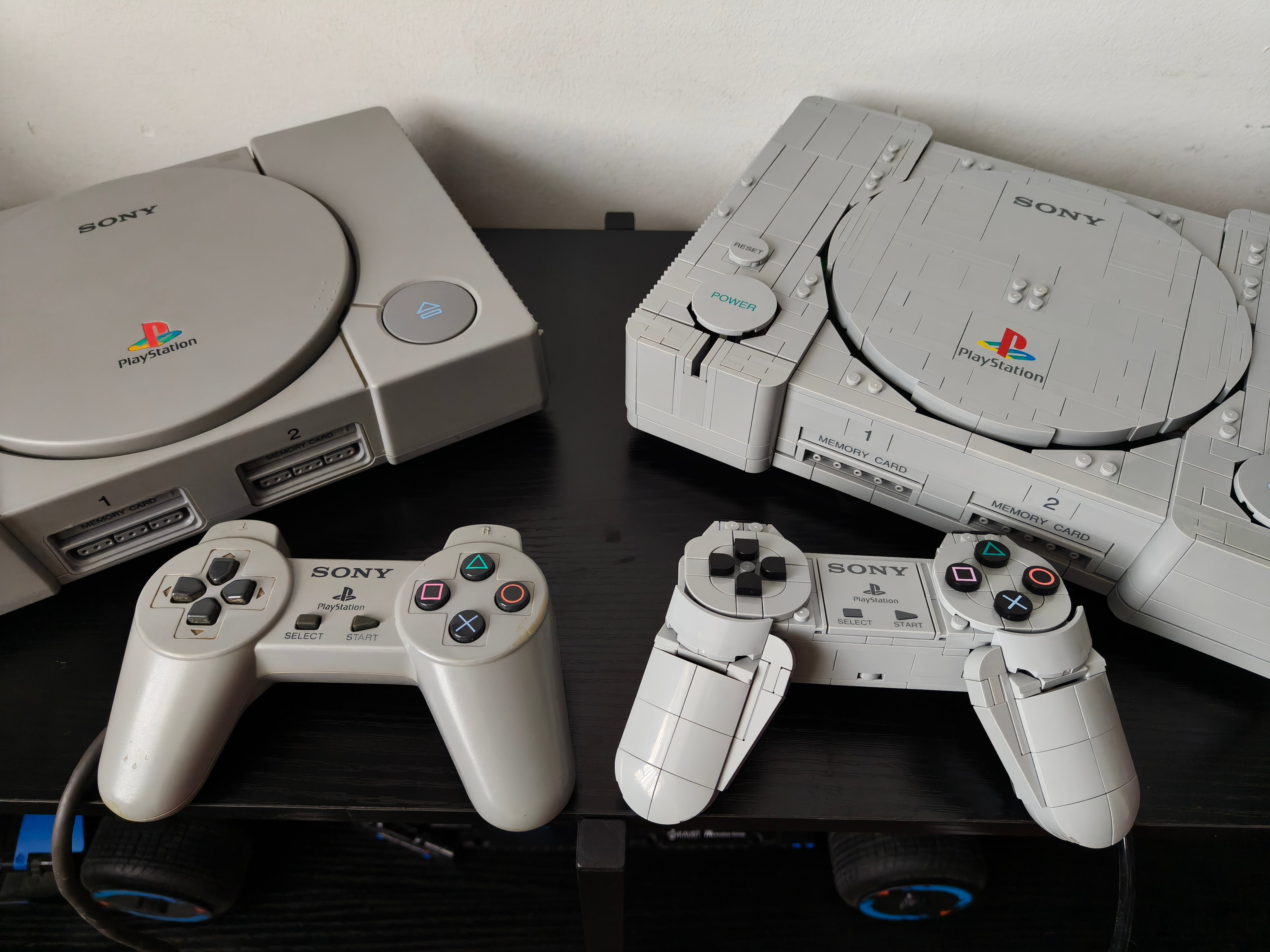 LEGO PlayStation vs PlayStation 1 original | Fotografía de Noemí Valderrama