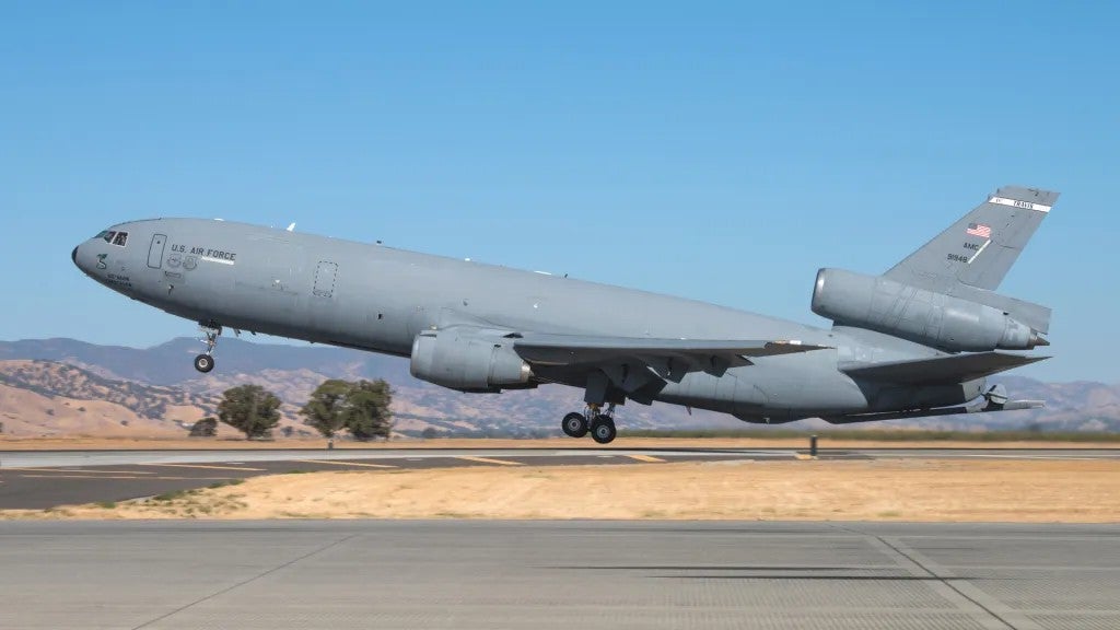 Un KC-10 despegando