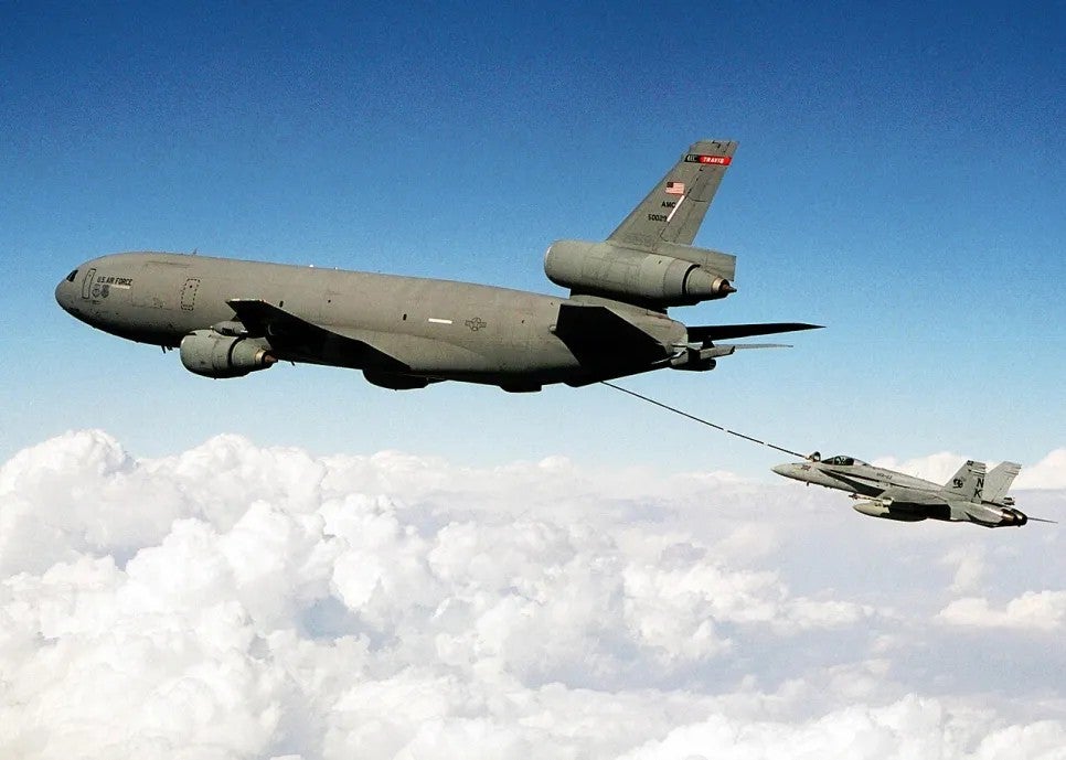 Un caza repostando de un KC-10