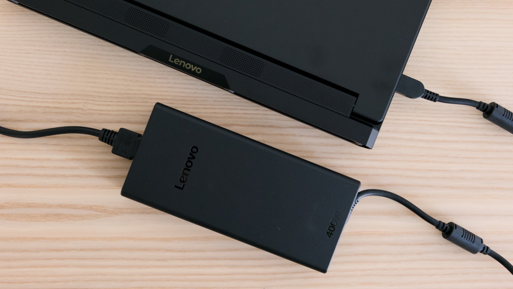 Cargador de 400 W del Lenovo Legion Pro 7i Gen 10. / Foto: Manu Contreras