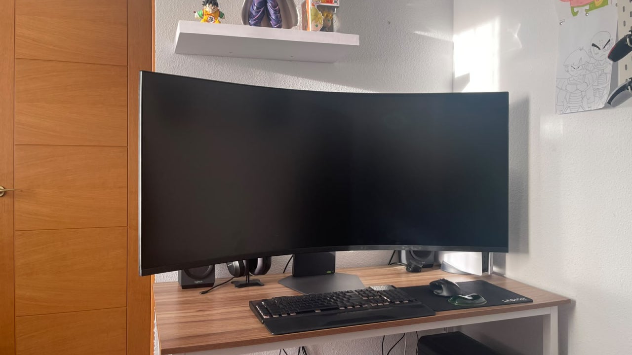 El LG UltraGear 52G930B-B es de una calidad innegable, pero espacio y equipo son imprescindibles para disfrutarlo
