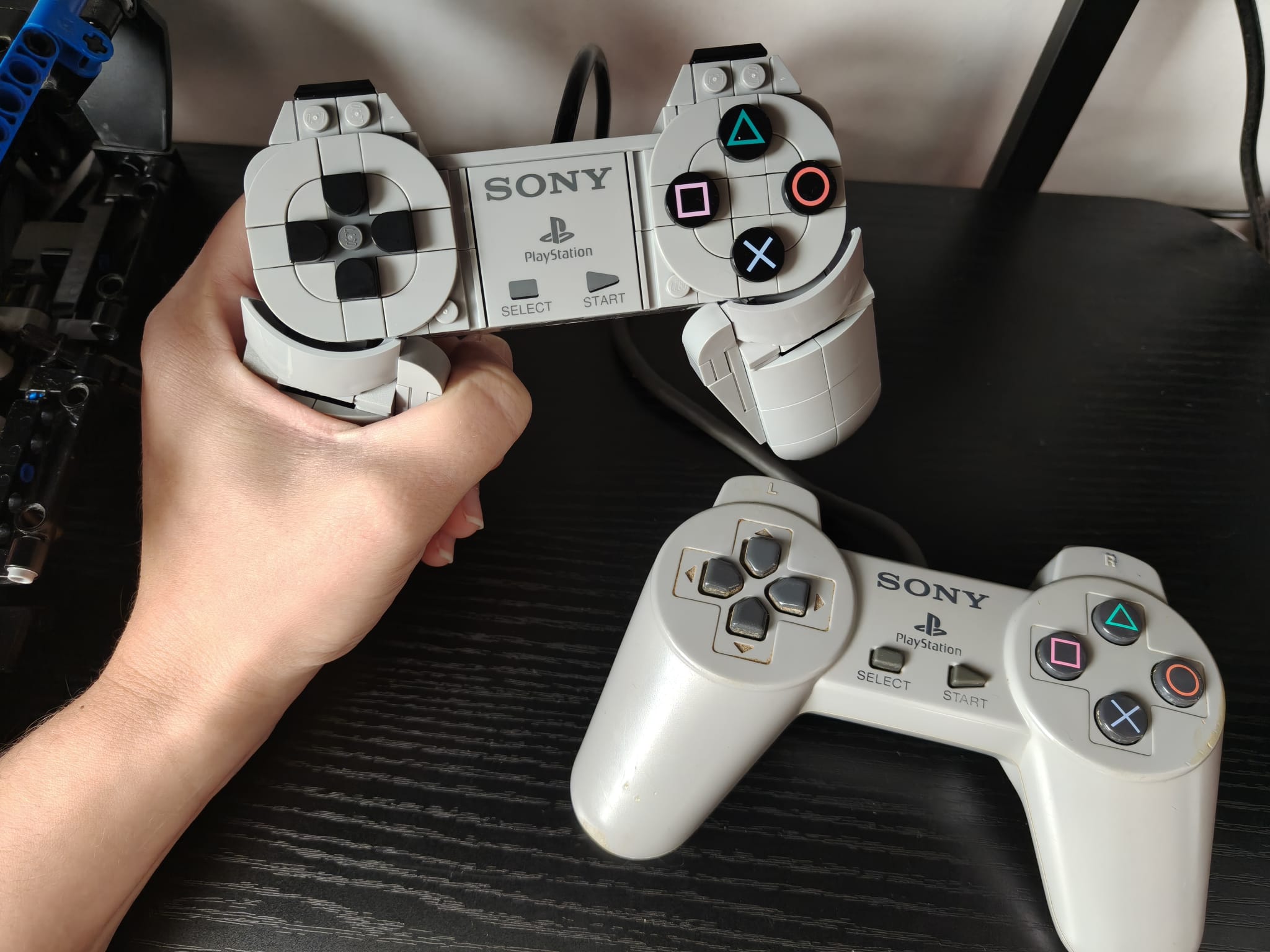 La réplica del mando de PlayStation 1 de LEGO se siente real en la mano | Fotografía de Noemí Valderrama