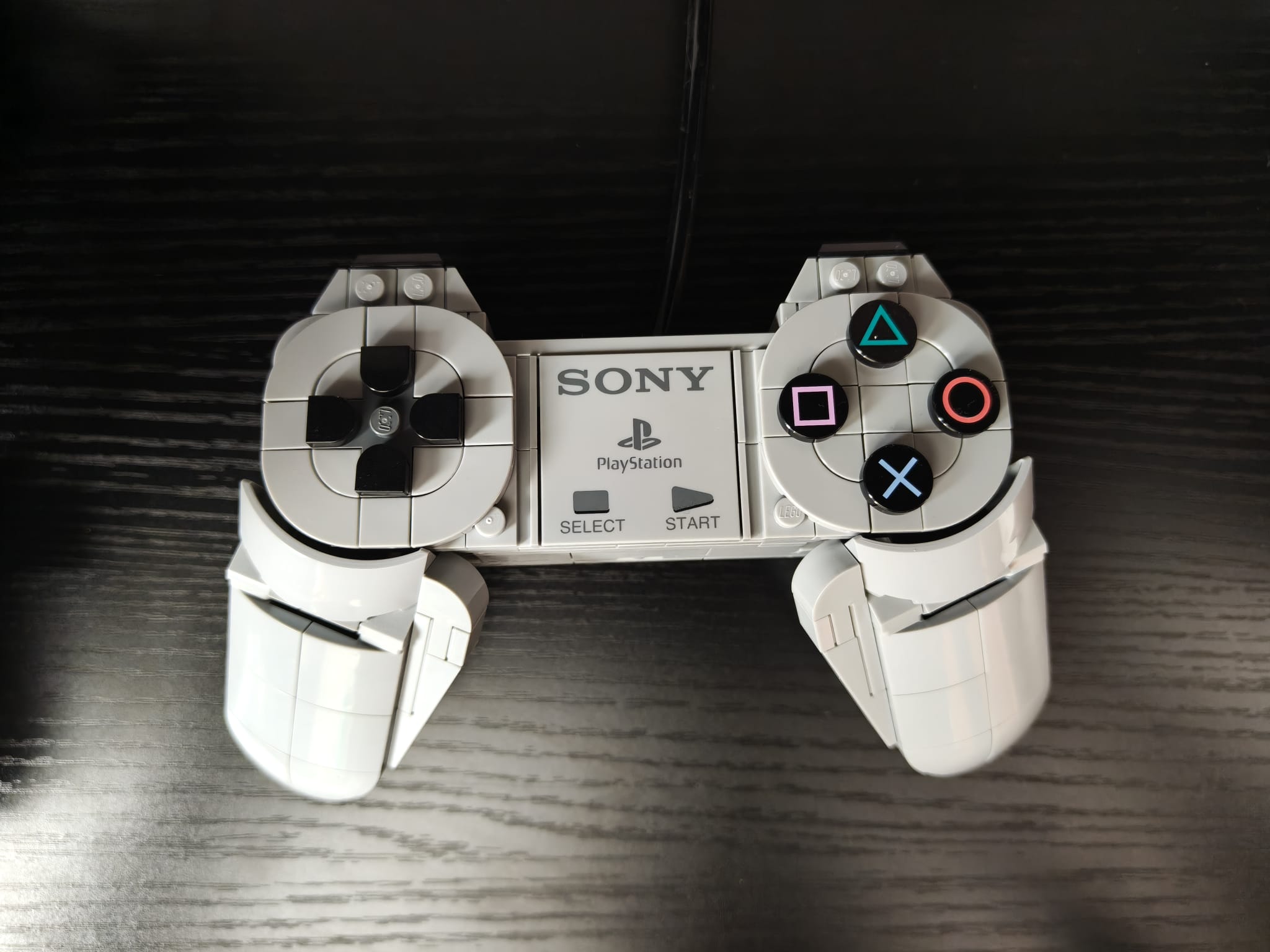 Resultado final del mando del set de LEGO PlayStation | Fotografía de Noemí Valderrama