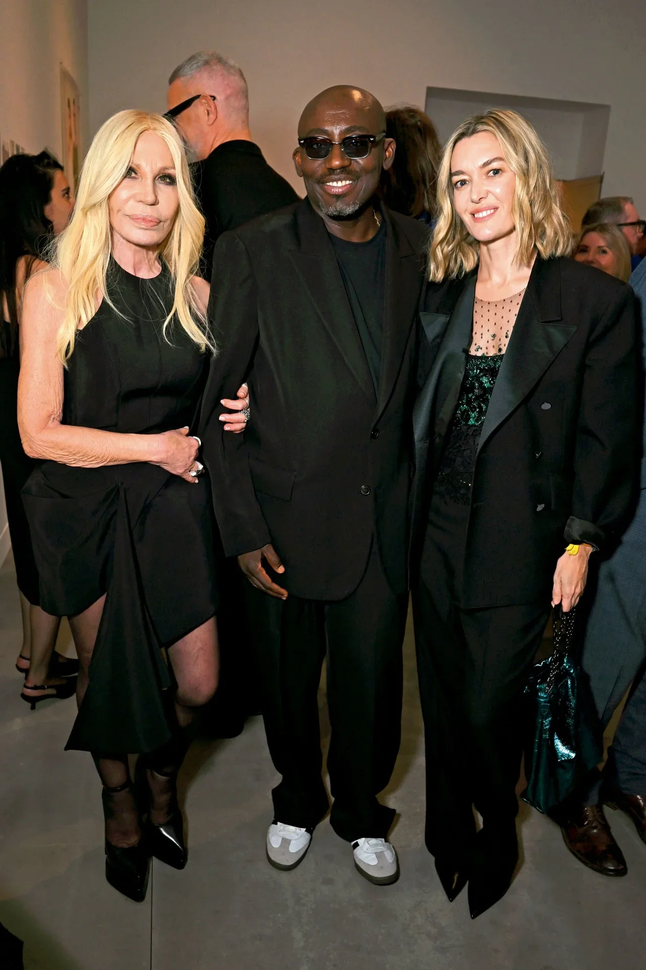 Marta Ortega, junto a Donatella Versace y Edward Enninful, con un esmoquin negro de la colección de John Galliano para Zara | Getty Images