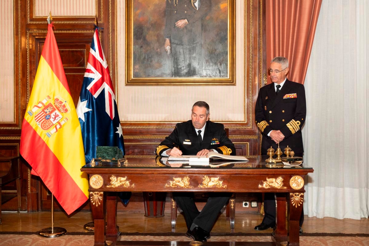 El vicealmirante Matt Buckley, jefe de la Marina Real Australiana, junto al almirante Antonio Piñeiro durante su visita a Madrid en octubre de 2026 | Fotografía: Armada española