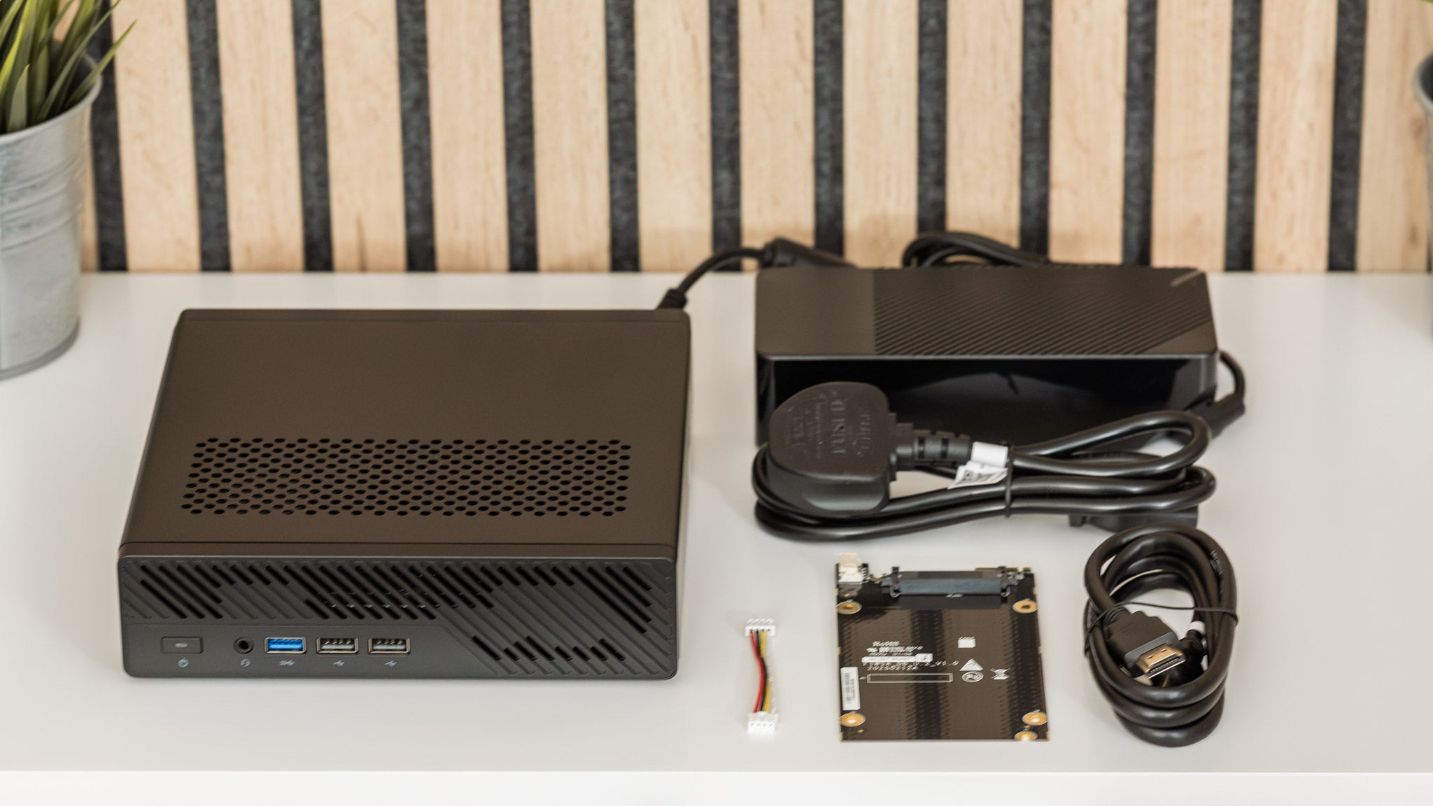 El equipo con la fuente de alimentación, los cables y los accesorios incluidos / Fotografía de Difoosion