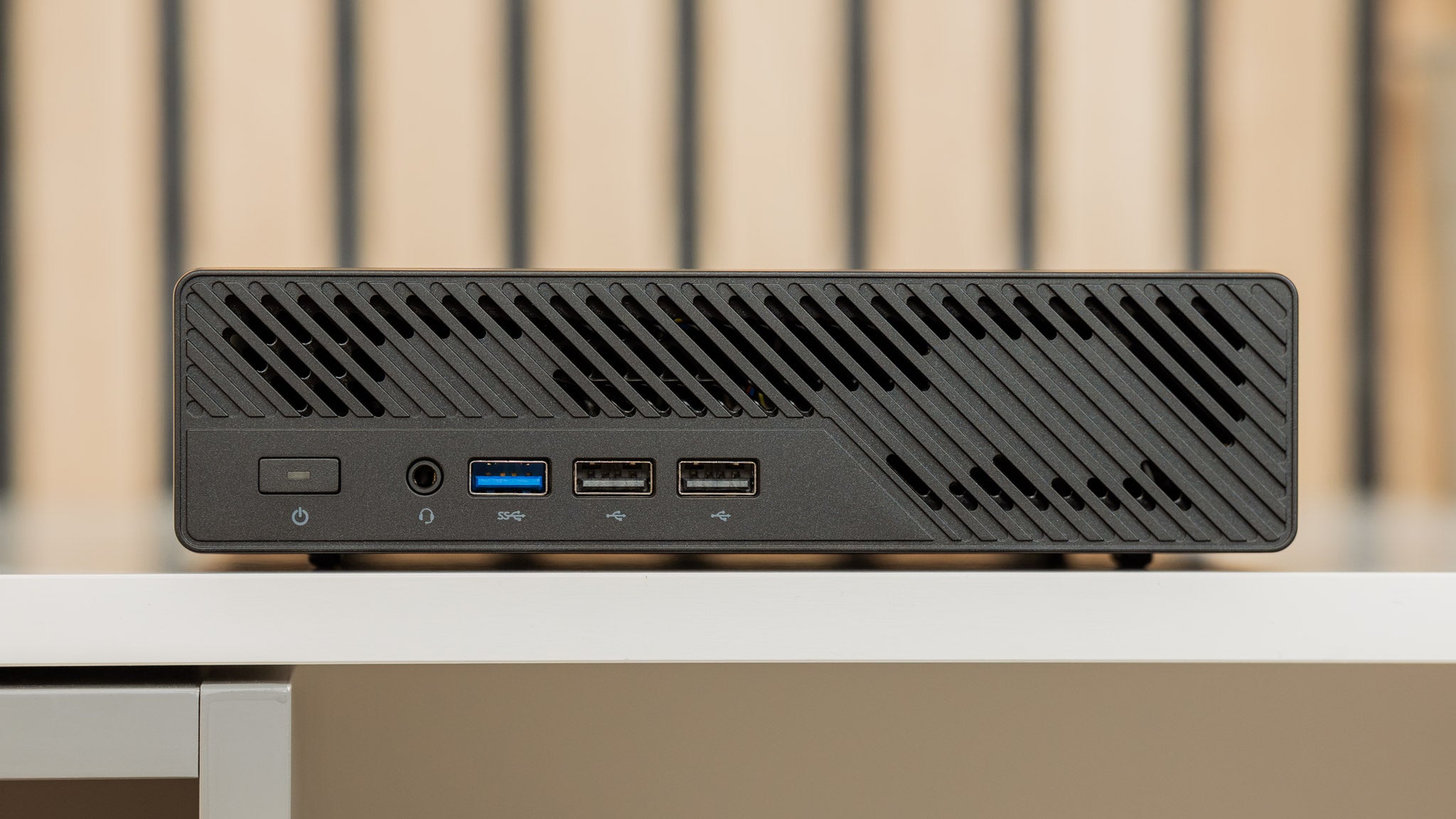 El frontal reúne el botón de encendido, la toma de audio y tres USB-A / Fotografía de Difoosion