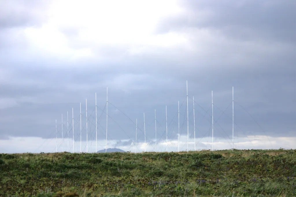 Vista del conjunto de antenas receptoras desarrollado por MITRE en Cold Bay, Alaska, que se utilizó durante las pruebas de septiembre