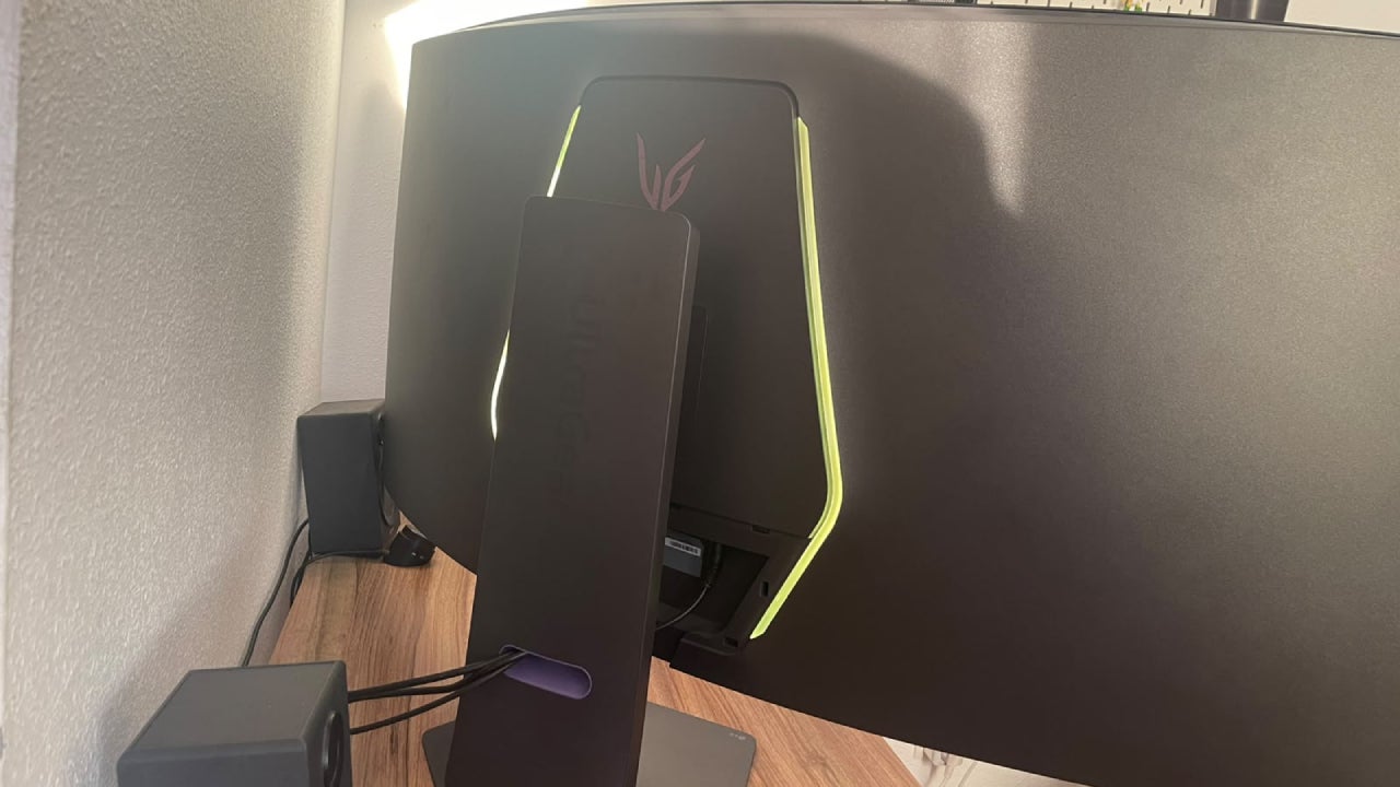 La iluminación trasera del monitor le da el toque