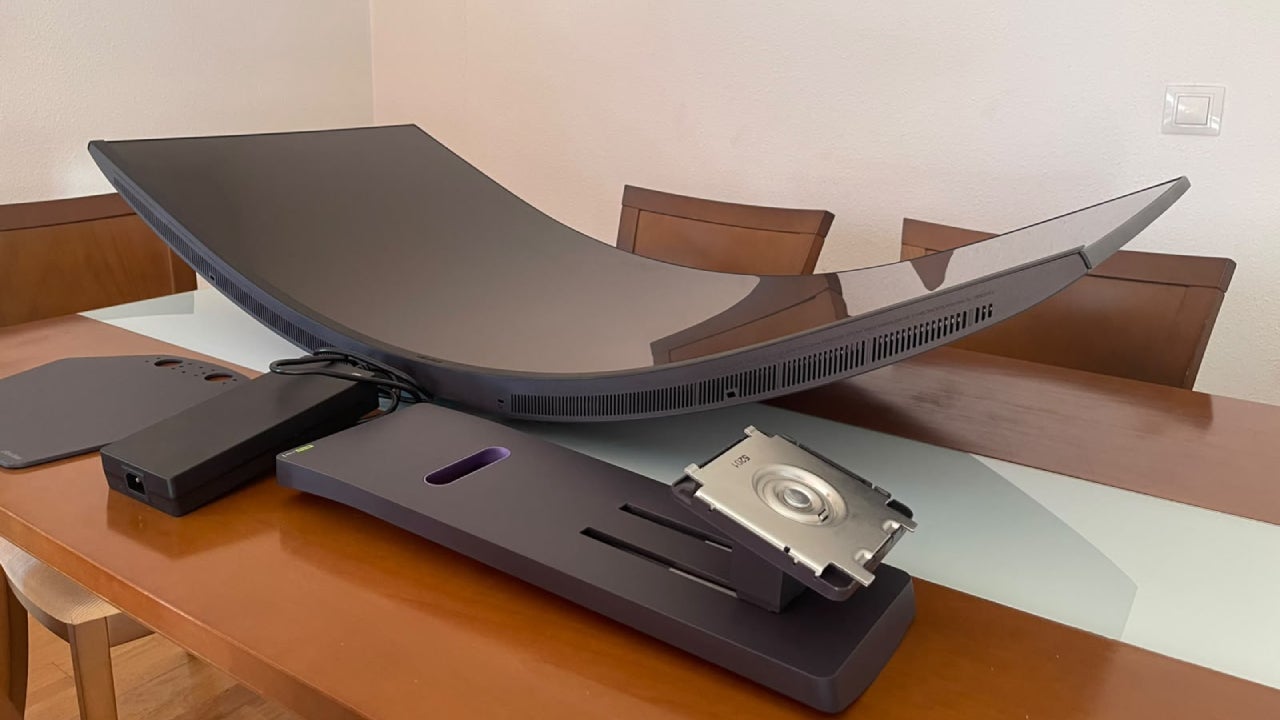 Con solo sacar el monitor de la caja ya es suficiente para quedar impresionado con su curvatura y su tamaño
