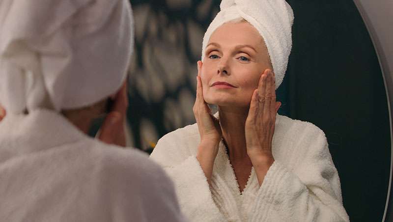 El sérum se aplica después de la rutina facial habitual | Magnific