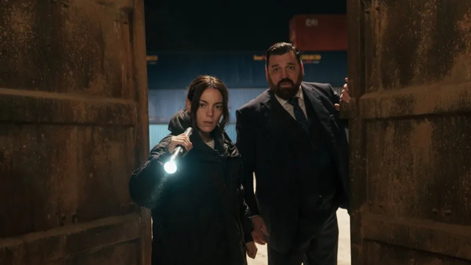 Vicky Luengo y Hovik Keuchkerian en una escena de 'Loba negra', la segunda temporada de la trilogía 'Reina Roja'