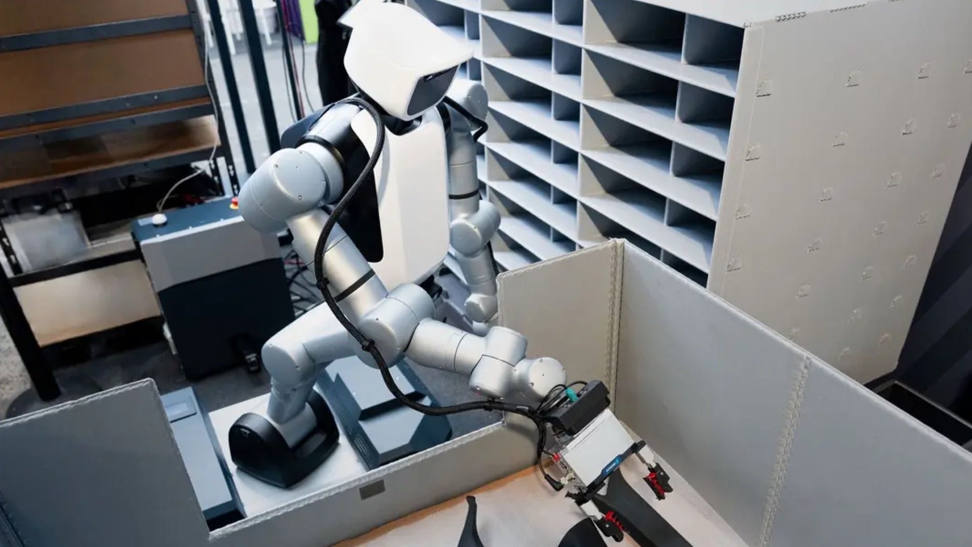 Los robots humanoides llegan a las fábricas de Audi: la marca alemana ya los prueba para ordenar las piezas que después se montan en sus coches