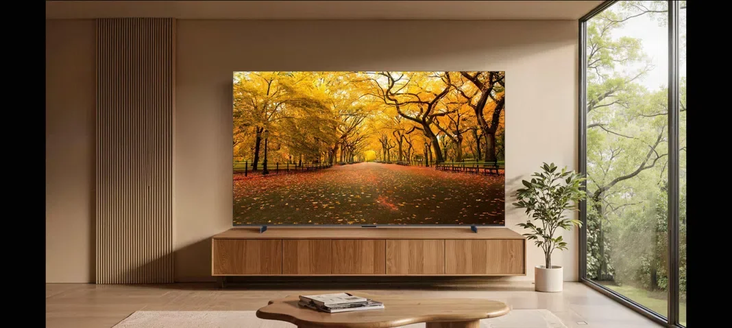 Televisor TCL integrado en un salón luminoso / Imagen de TCL