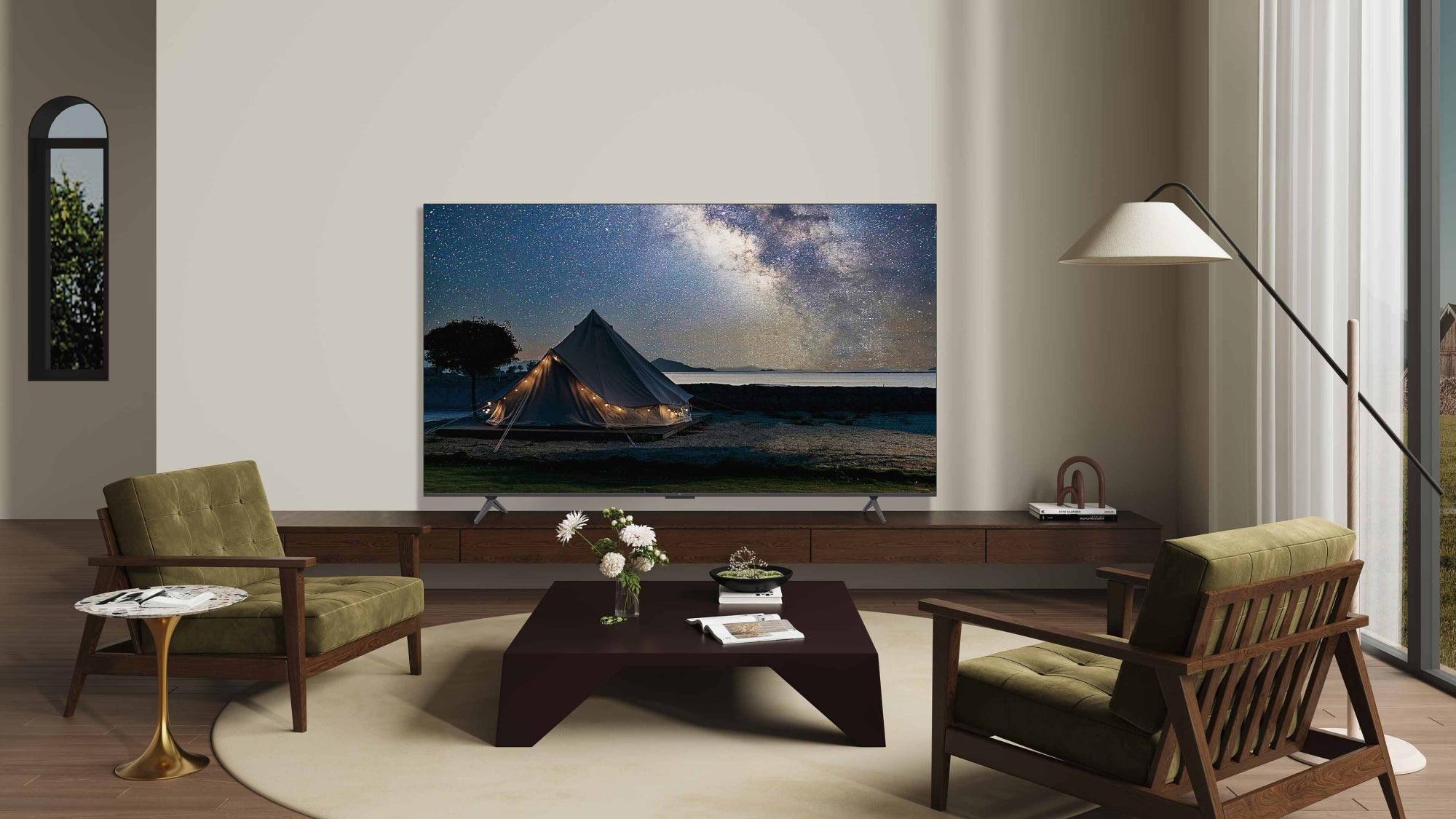 No te hará falta añadir una barra de sonido a esta tele, ella sola se basta para hacerte vibrar