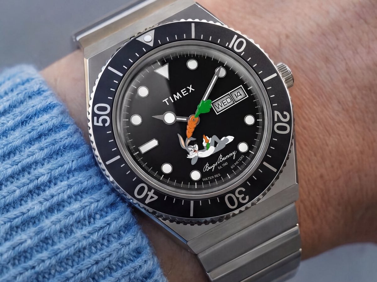 El reloj de Bugs Bunny en la muñeca