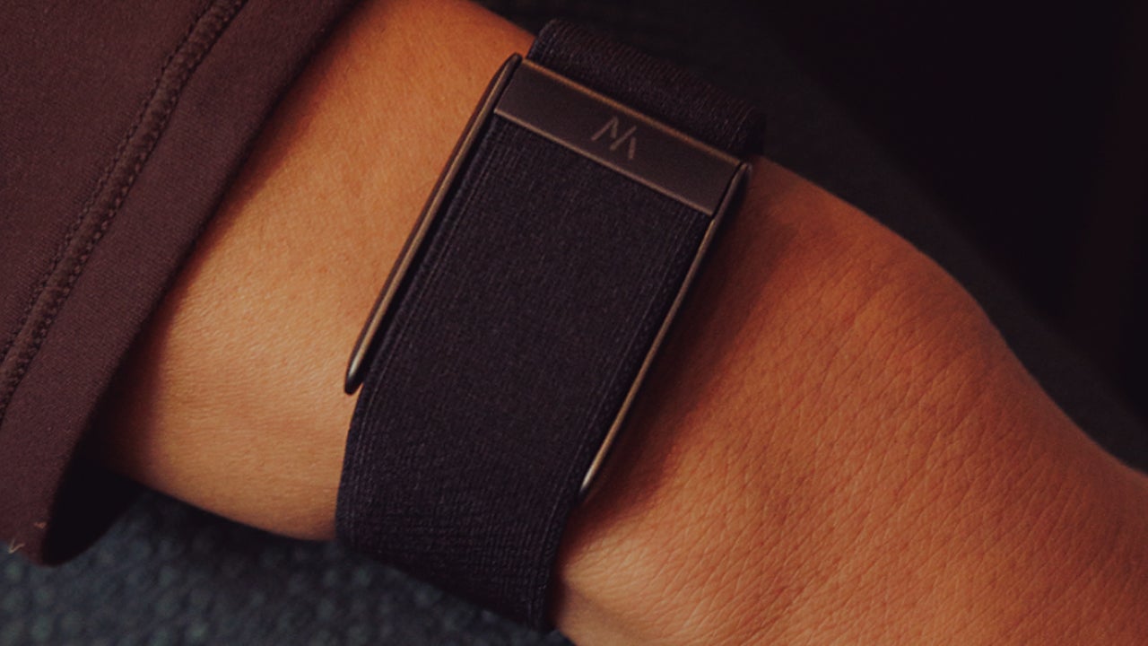 La pulsera WHOOP que cada vez usan más deportistas: mide el esfuerzo, la recuperación y el sueño a diario