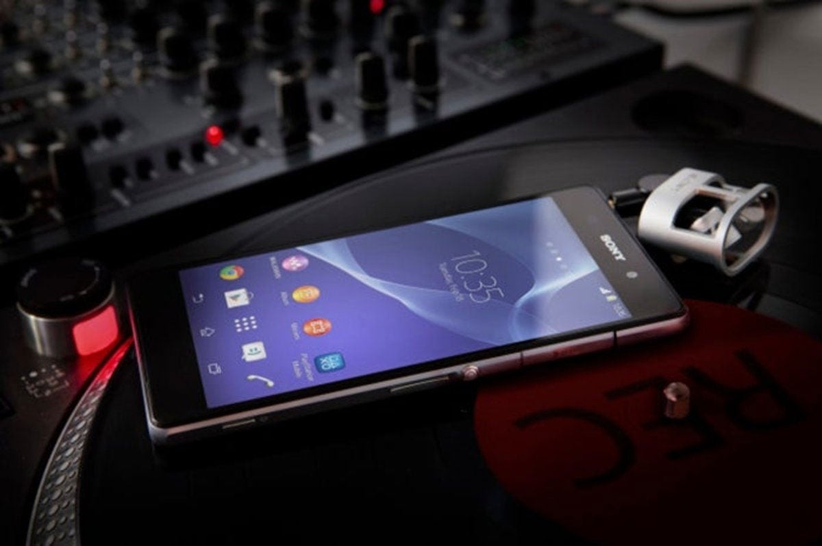 Primer plano del Sony Xperia Z2 en un estudio de grabación