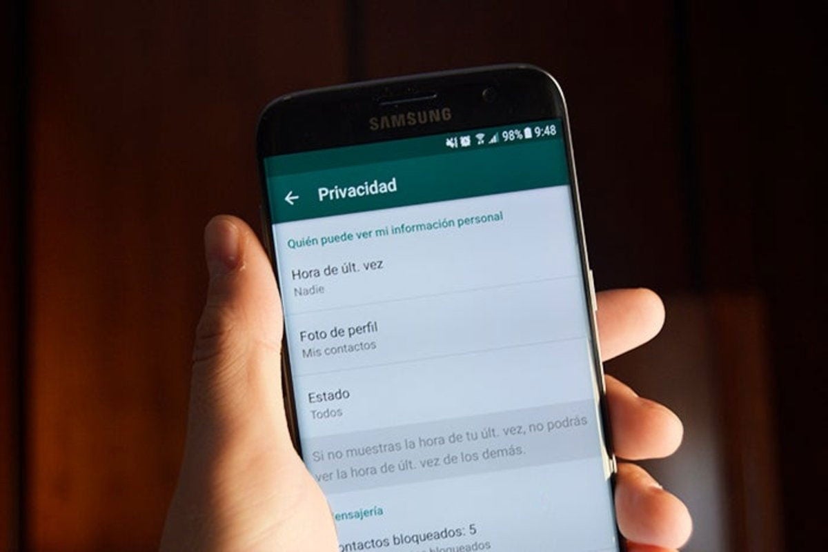 Configurar la privacidad de WhatsApp es algo que debemos hacer nada más instalar la app