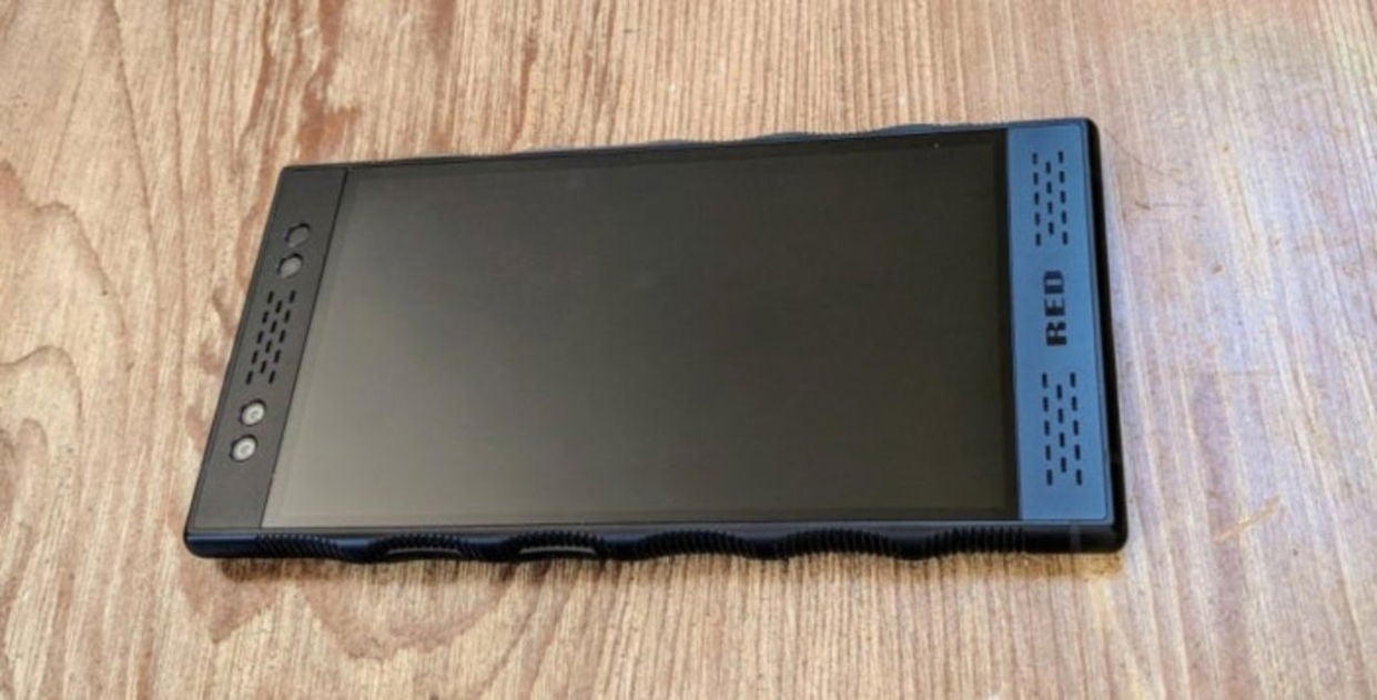 Este es el primer unboxing del RED Hydrogen One, el smartphone con pantalla holográfica
