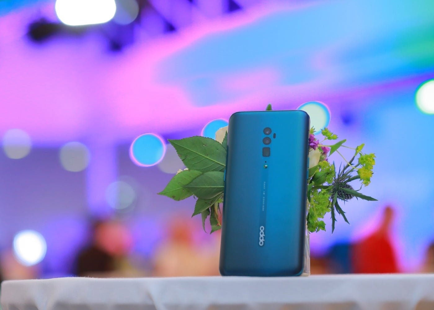 Oppo Reno en color azul, parte trasera