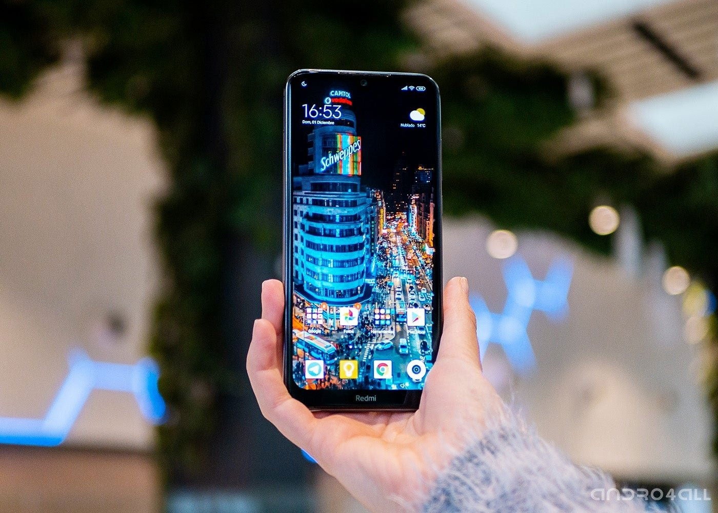 Redmi Note 8T en la mano